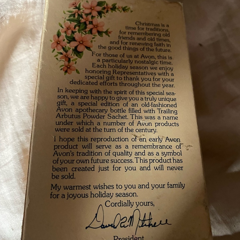 Vintage AVON 1975 Trailing Arbutus
Powder Sachet w/Original Box
Collectible 1 oz - Picture 4 of 4